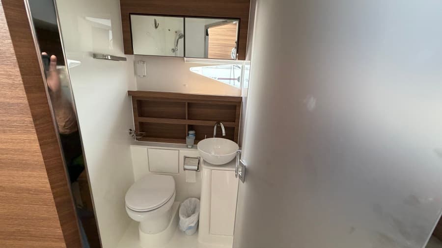 2025 Aquila 54 ENCLOSED BRIDGE