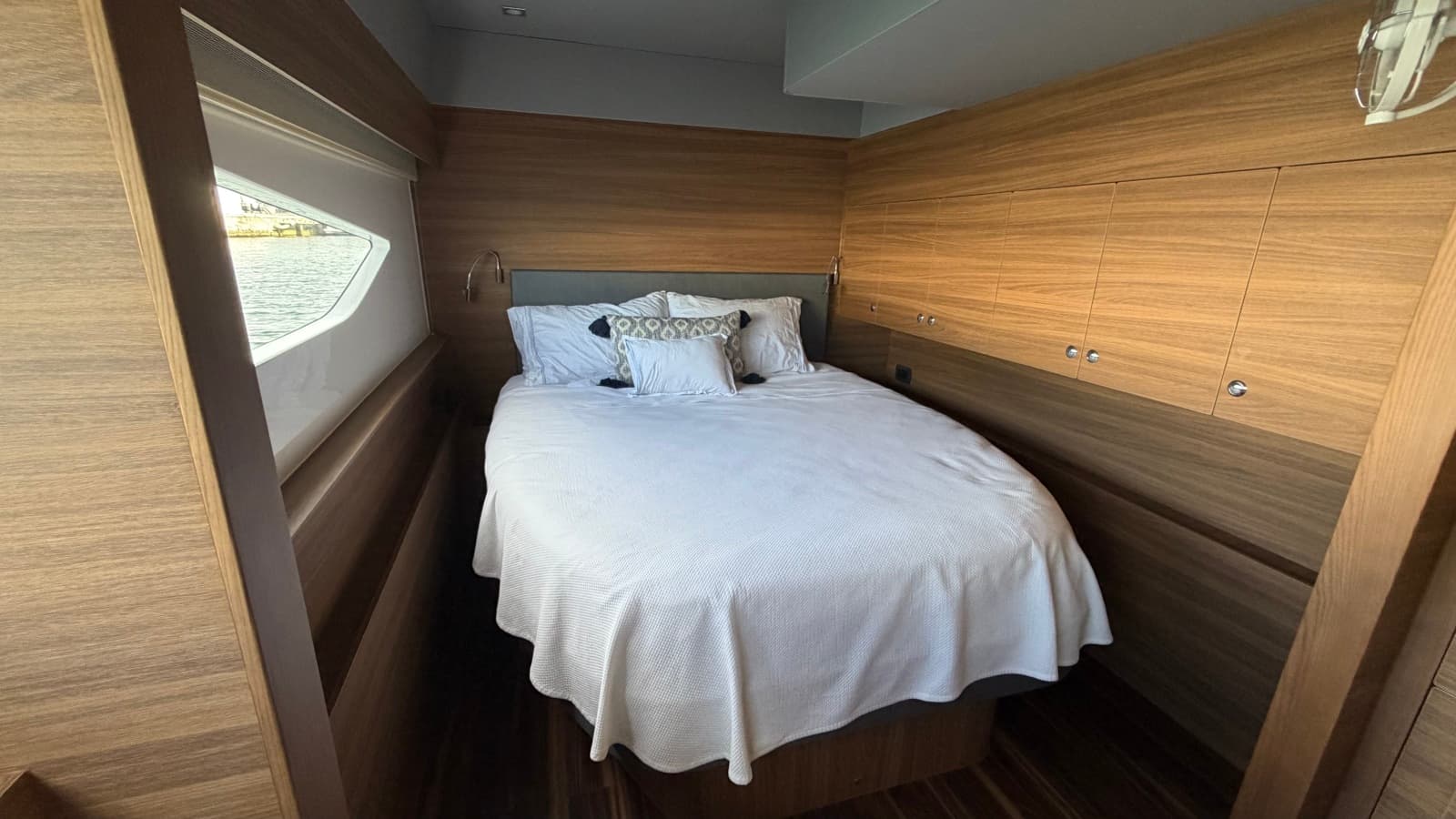 2025 Aquila 54 ENCLOSED BRIDGE