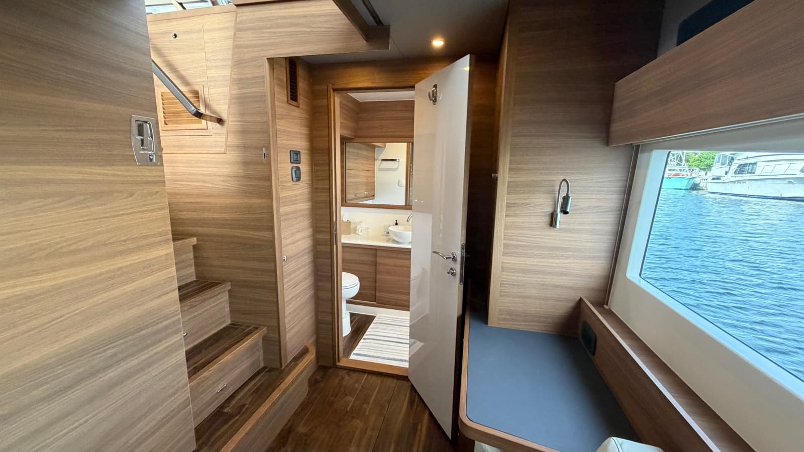 2025 Aquila 54 ENCLOSED BRIDGE