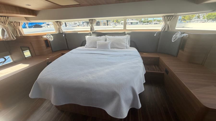 2025 Aquila 54 ENCLOSED BRIDGE