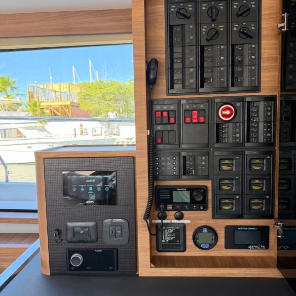 2025 Aquila 54 ENCLOSED BRIDGE