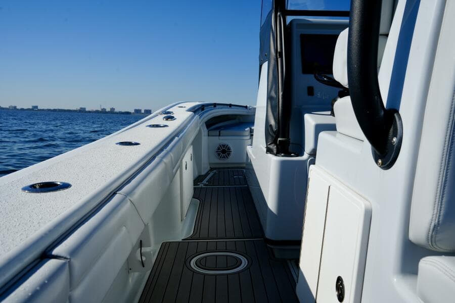 Yellowfin 32 Luhn 32- Center Console