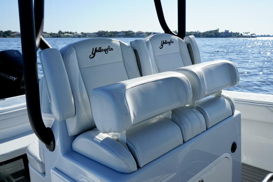 Yellowfin 32 Luhn 32- Center Console Seating