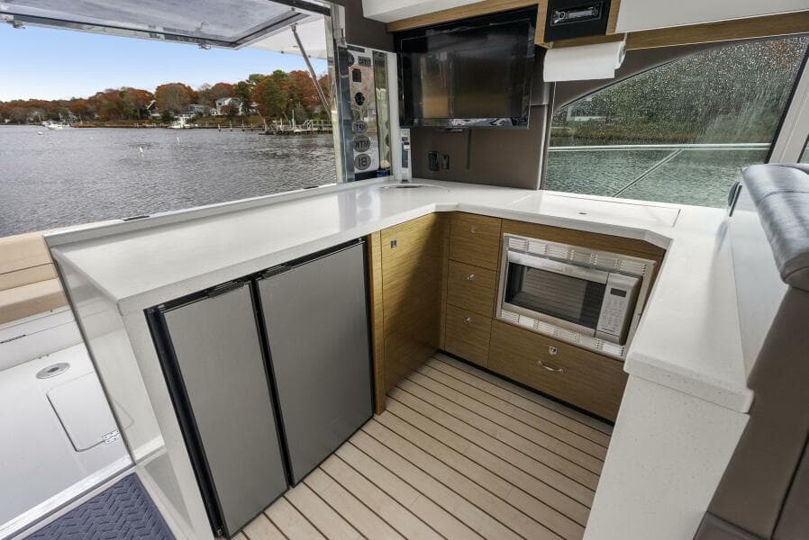 2014 Cruisers Yachts 