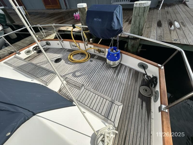 42' Grand Banks aftdeck1