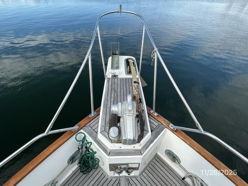 42' Grand Banks anchor windlass1