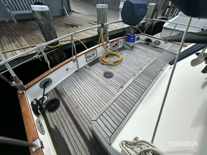 42' Grand Banks aftdeck2