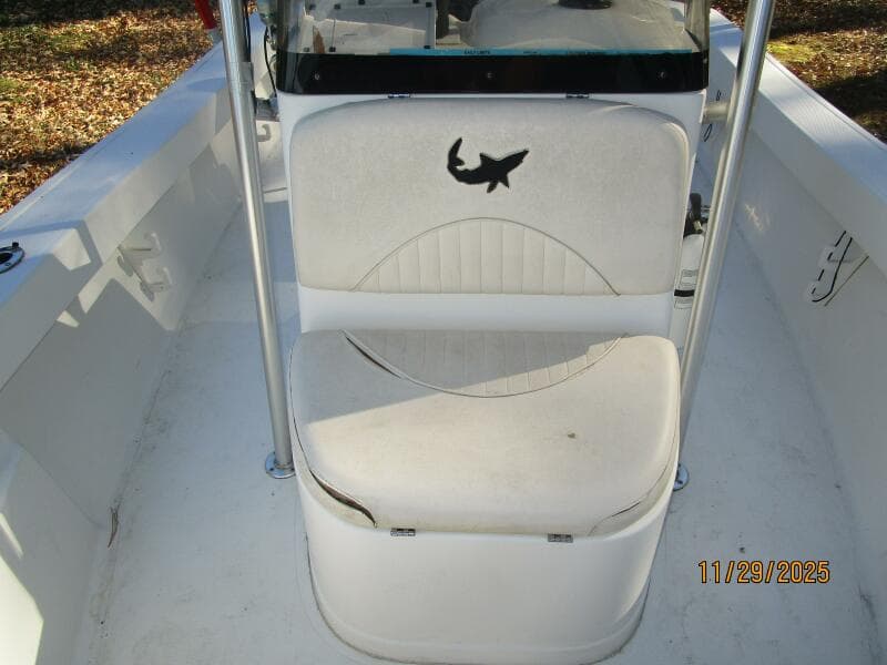 18' Mako foredeck aft seating