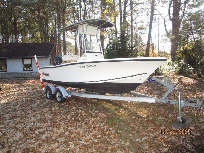 18' Mako starboard forward profile