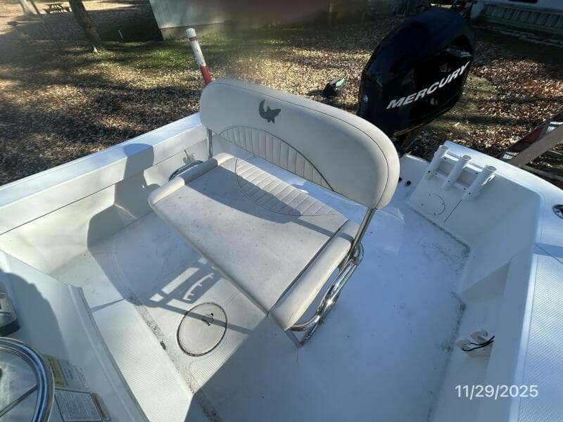 18' Mako helm benchseat1