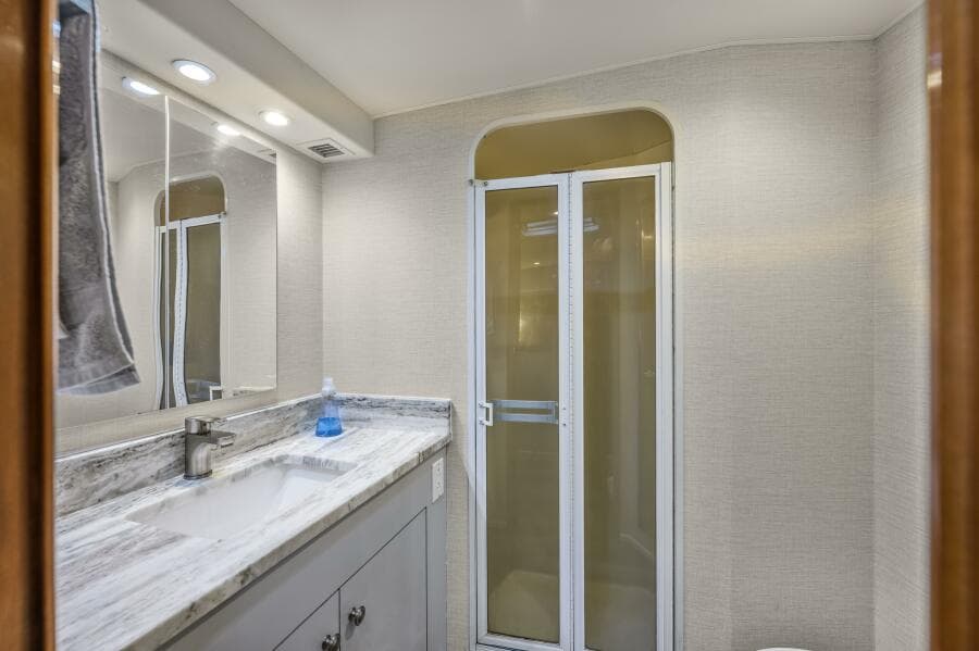 1999 Viking 58 Enclosed Flybridge