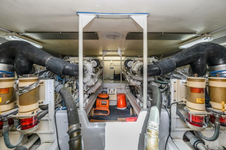 1999 Viking 58 Enclosed Flybridge