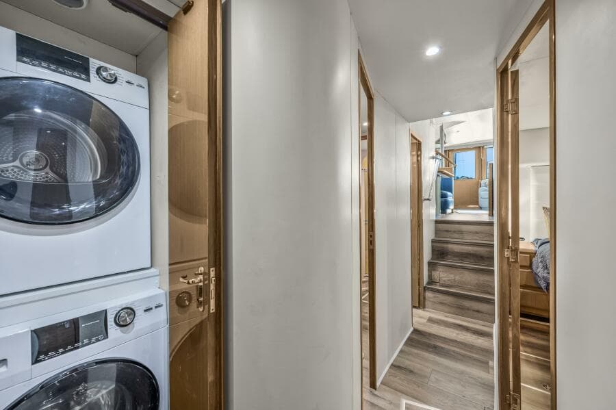 1999 Viking 58 Enclosed Flybridge