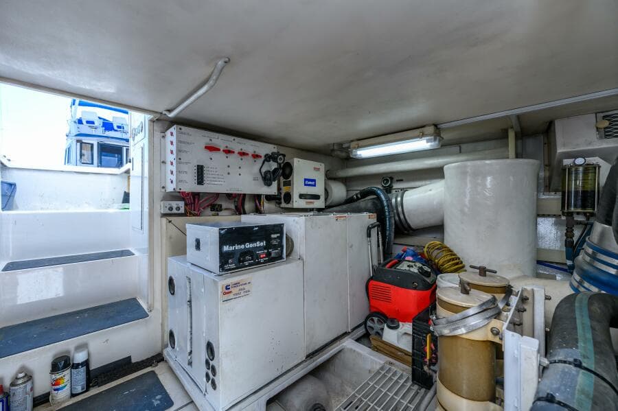 1999 Viking 58 Enclosed Flybridge