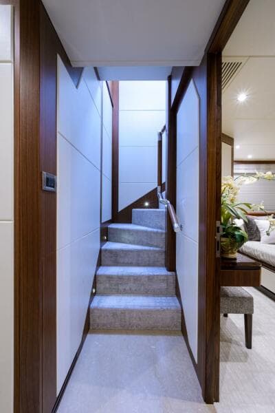 Ocean Alexander 100 ZEPHYR - Interior Guest Stateroom Entrance Hall 