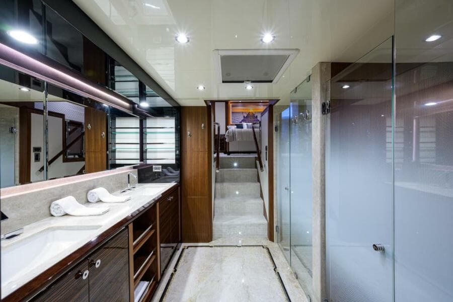 Ocean Alexander 100 ZEPHYR - Interior Master Stateroom Ensuite Head