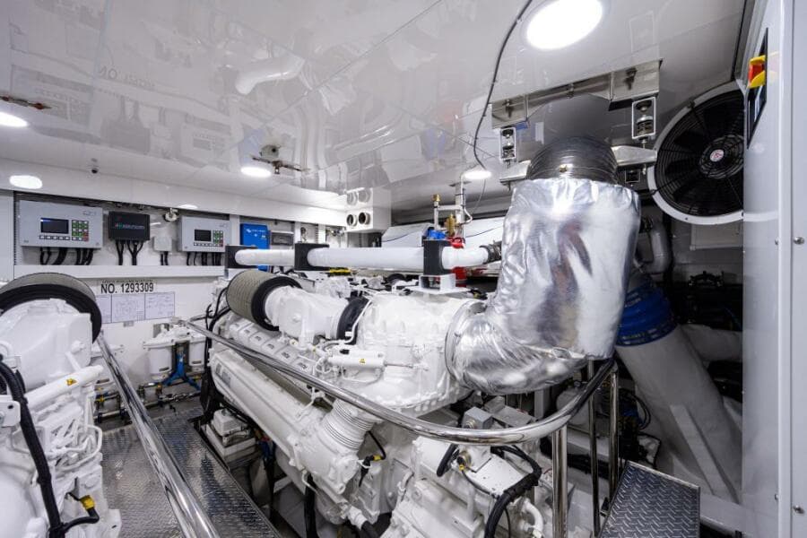 Ocean Alexander 100 ZEPHYR - Interior Engine Room