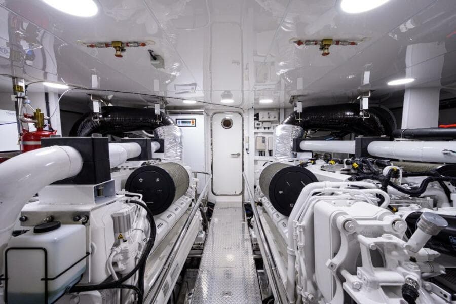 Ocean Alexander 100 ZEPHYR - Interior Engine Room