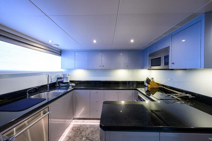 Ocean Alexander 100 ZEPHYR - Interior Chefs Galley