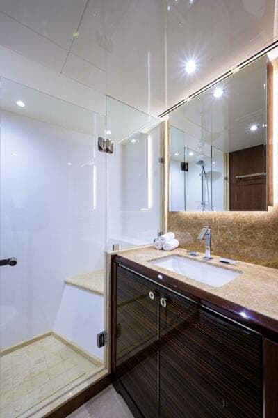 Ocean Alexander 100 ZEPHYR - Interior Guest Stateroom Starboard Ensuite Head