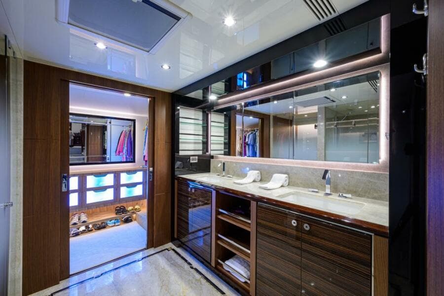 Ocean Alexander 100 ZEPHYR - Interior Master Stateroom Ensuite Head
