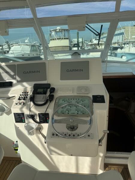 Cabo 45 EMMA - Cockpit Helm