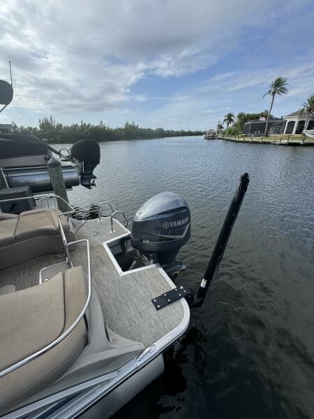 25' Bennington Yamaha and Power pole