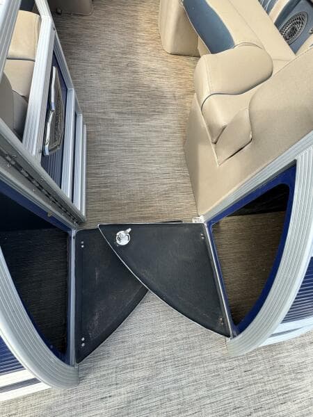 25' Bennington bow storage 2