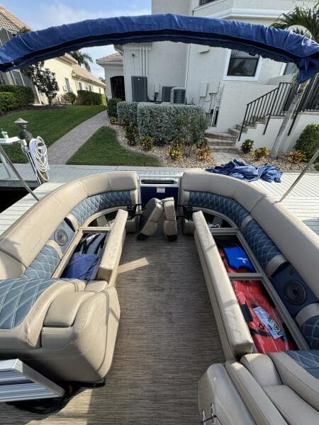 25' Bennington bow storage