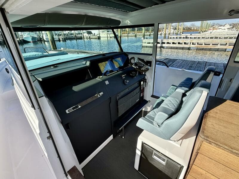 2023 Axopar 37 Cross Cabin