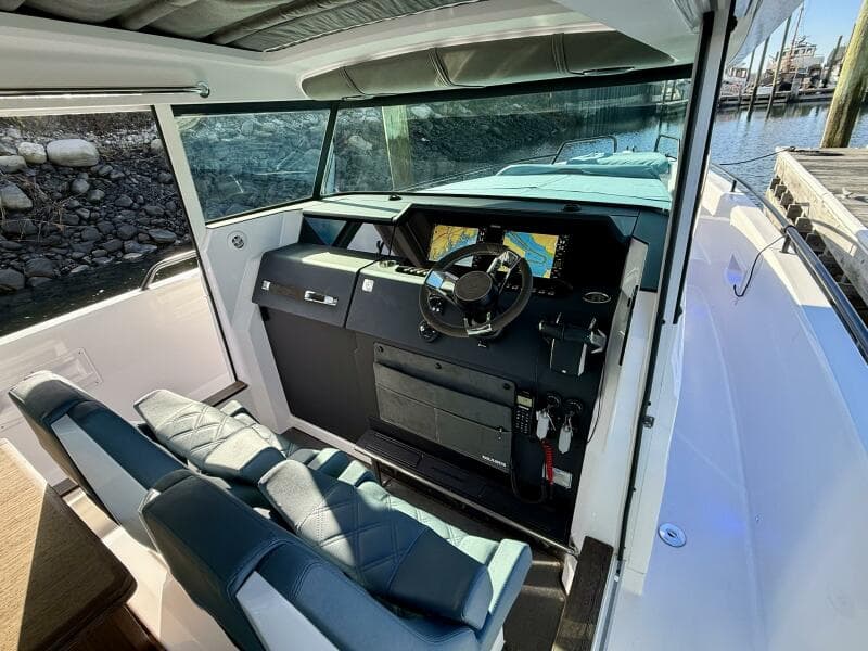 2023 Axopar 37 Cross Cabin