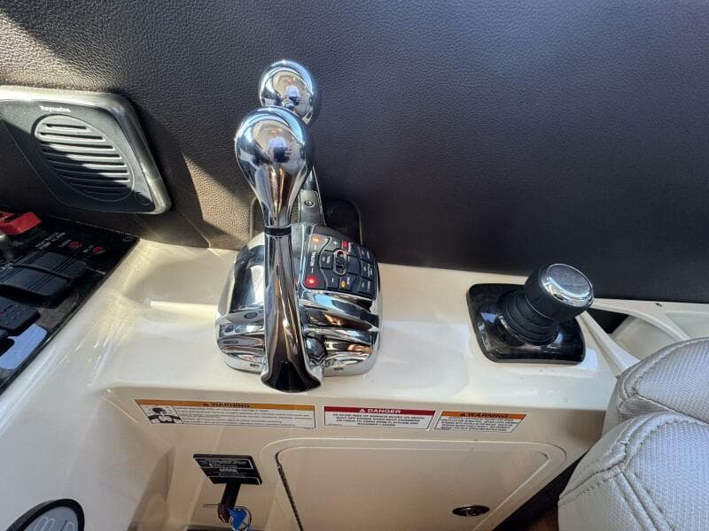 2016 Sea Ray 470 Sundancer 'Lopez Cove II' - Shifters & Joystick