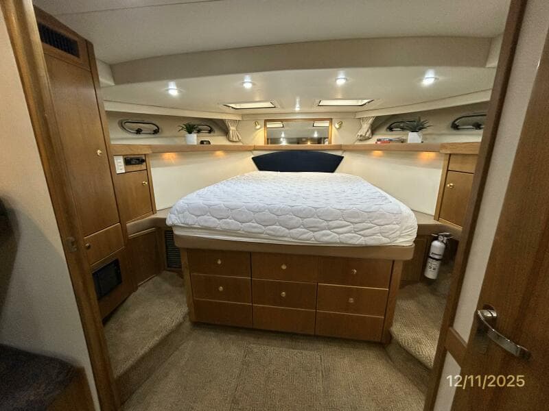 47' Bayliner master stateroom