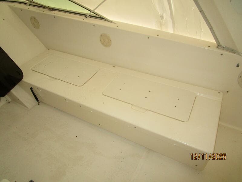 47' Bayliner flybridge starboard seating