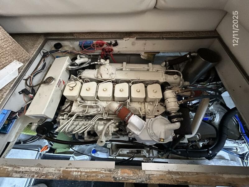 47' Bayliner starboard main engine1