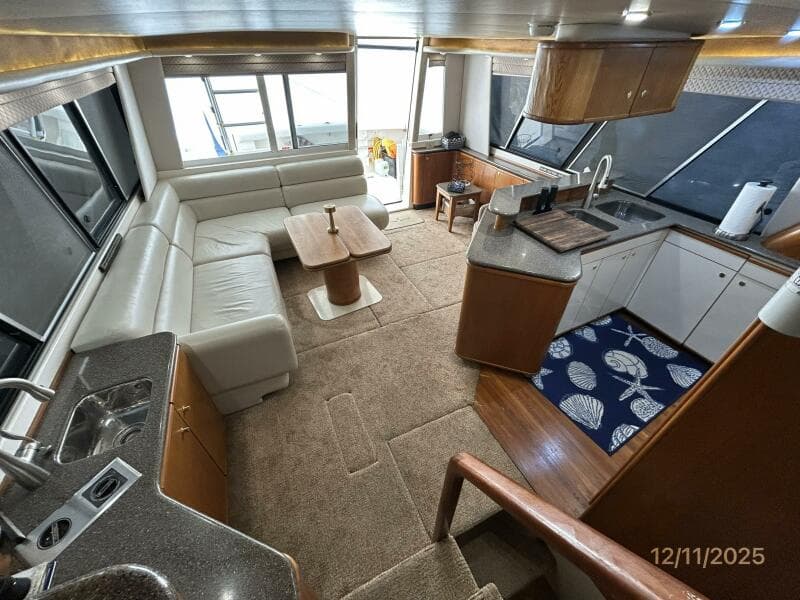 47' Bayliner salon aft