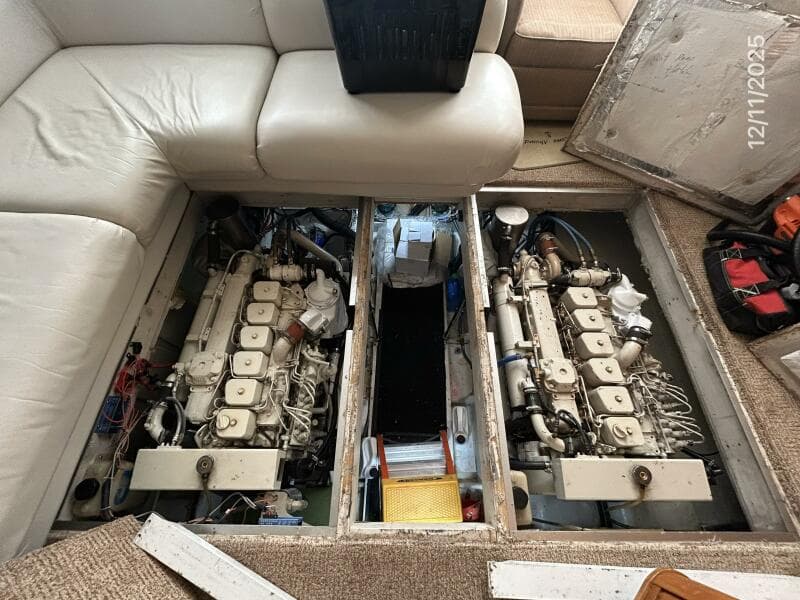 47' Bayliner engine room access