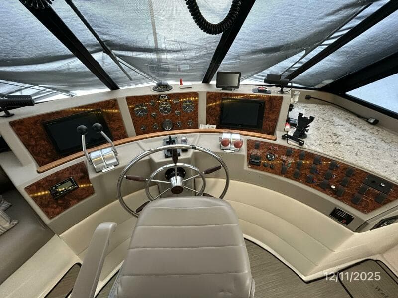 47' Bayliner pilothouse helm2