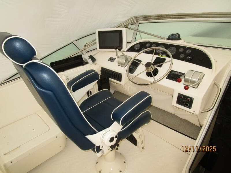 47' Bayliner flybridge helm1