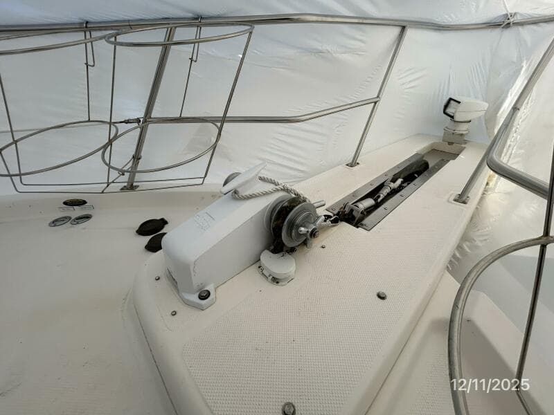 47' Bayliner anchor windlass2