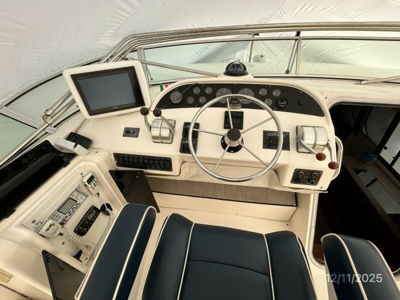 47' Bayliner flybridge helm2