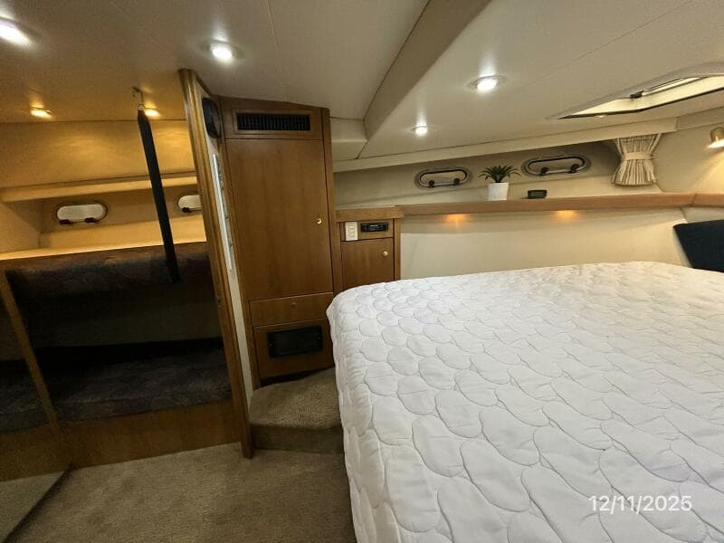 47' Bayliner master stateroom port