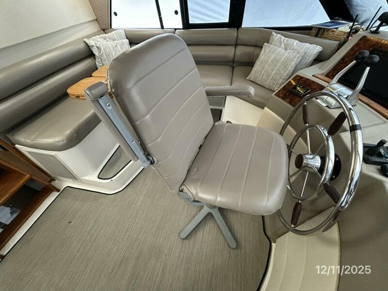 47' Bayliner pilothouse helmseat