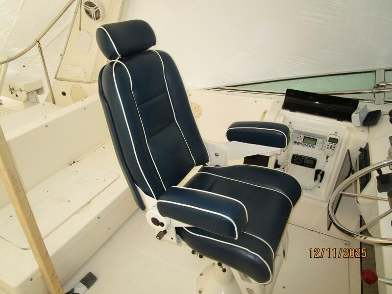 47' Bayliner flybridge helmseat