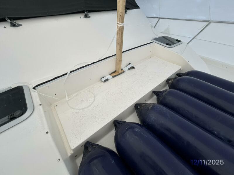 47' Bayliner foredeck seating