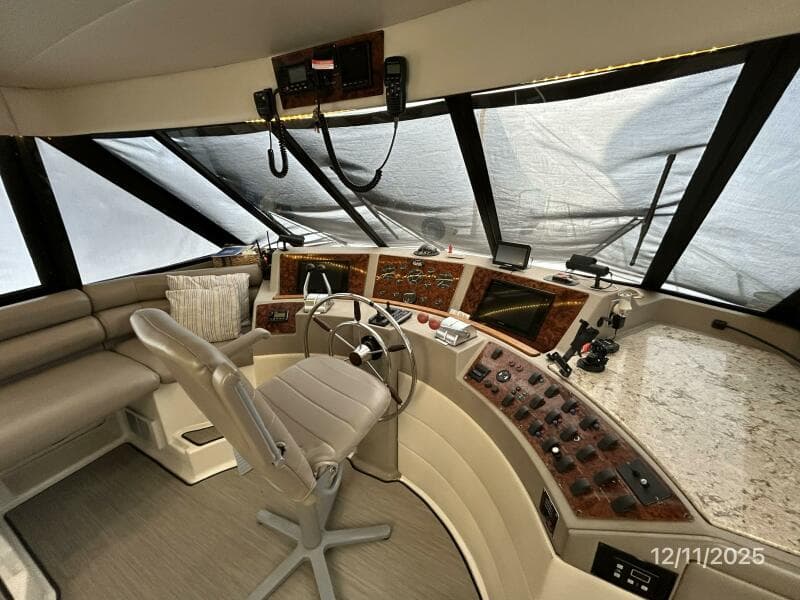 47' Bayliner pilothouse helm1