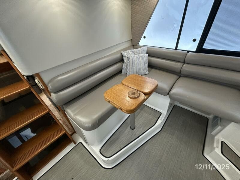 47' Bayliner pilothouse aft seating