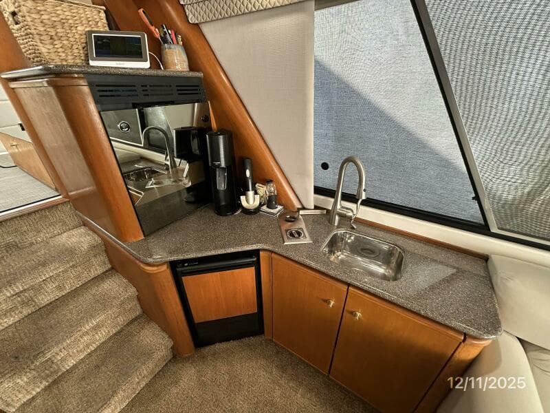 47' Bayliner salon starboard forward