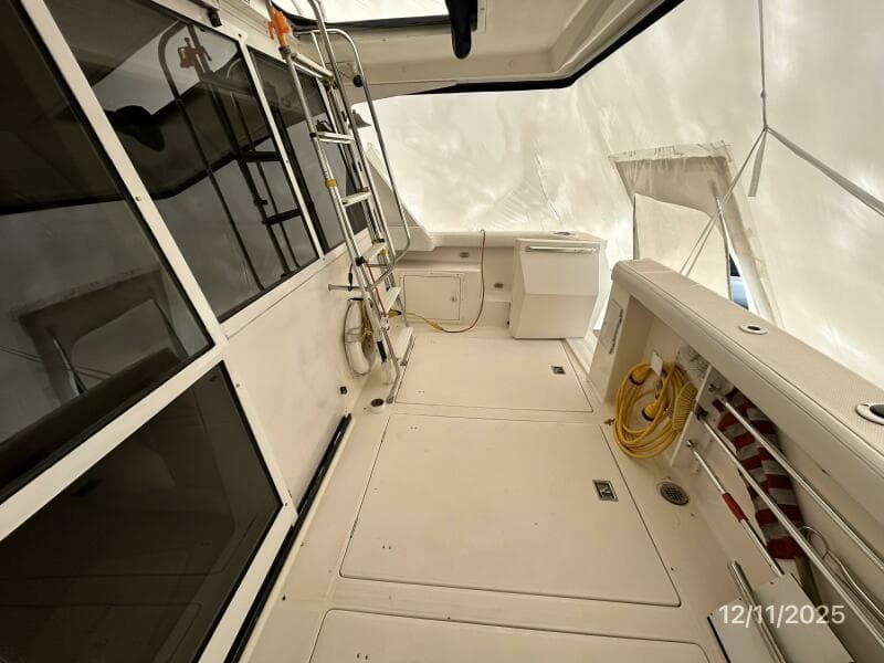 47' Bayliner aftdeck starboard