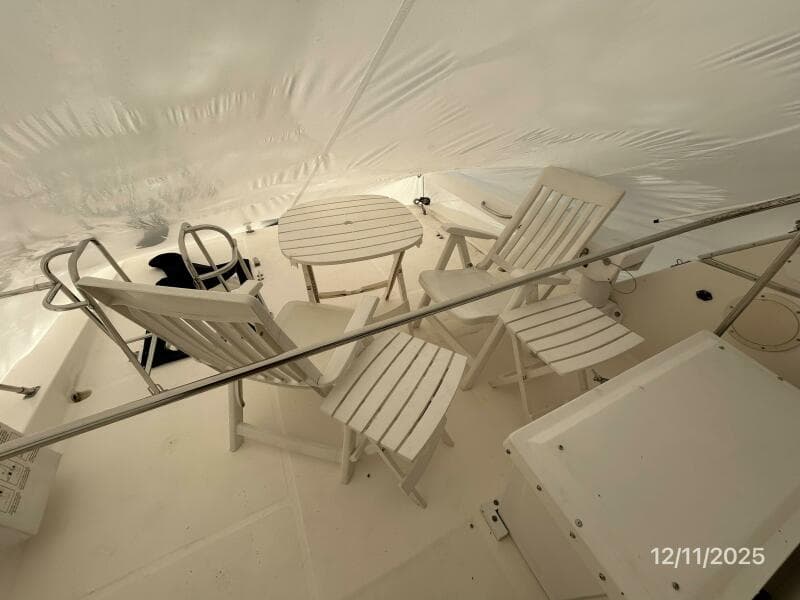 47' Bayliner flybridge aft seating